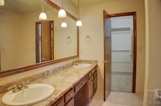 8305 S 5th Street, Broken Arrow, OK 74011