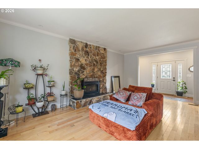 137 N RIVER Dr, Roseburg, OR 97470