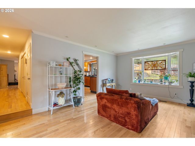 137 N RIVER Dr, Roseburg, OR 97470