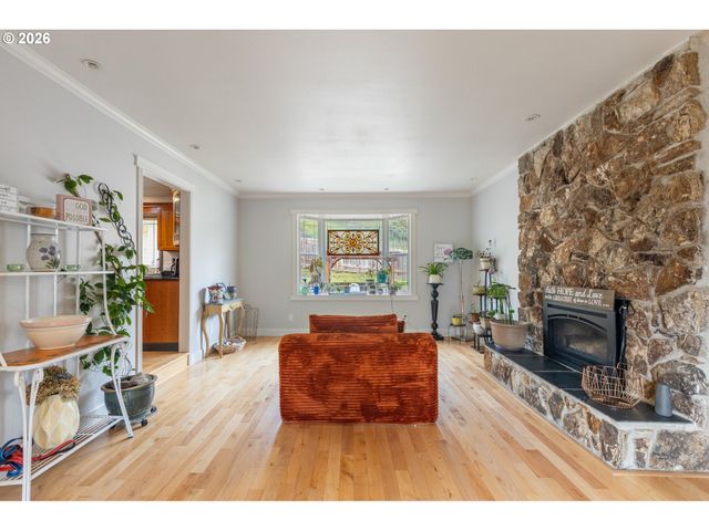 137 N RIVER Dr, Roseburg, OR 97470