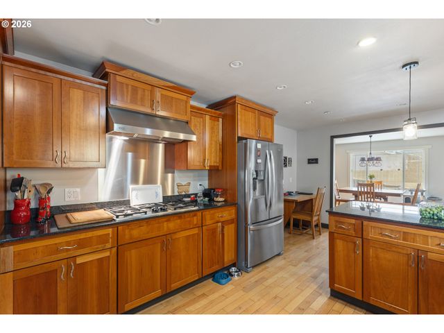 137 N RIVER Dr, Roseburg, OR 97470