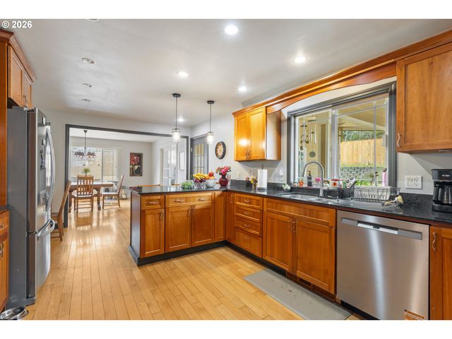 137 N RIVER Dr, Roseburg, OR 97470