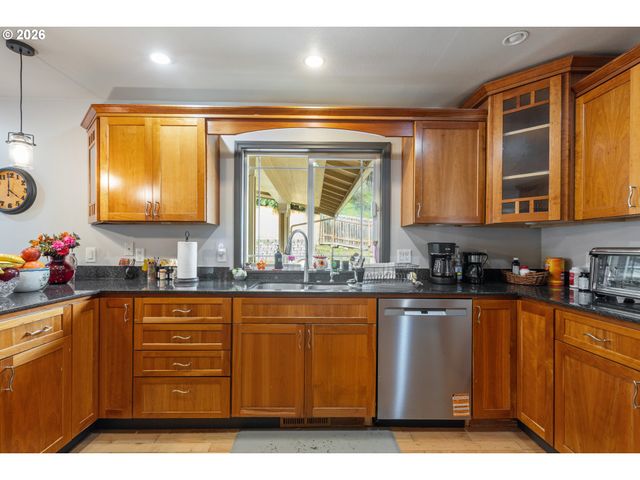 137 N RIVER Dr, Roseburg, OR 97470