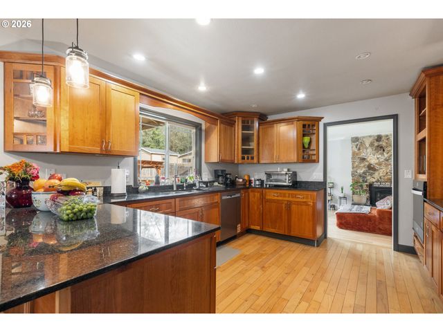 137 N RIVER Dr, Roseburg, OR 97470