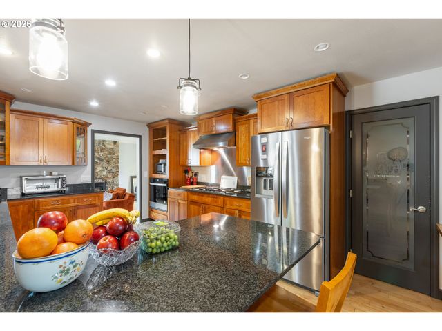 137 N RIVER Dr, Roseburg, OR 97470