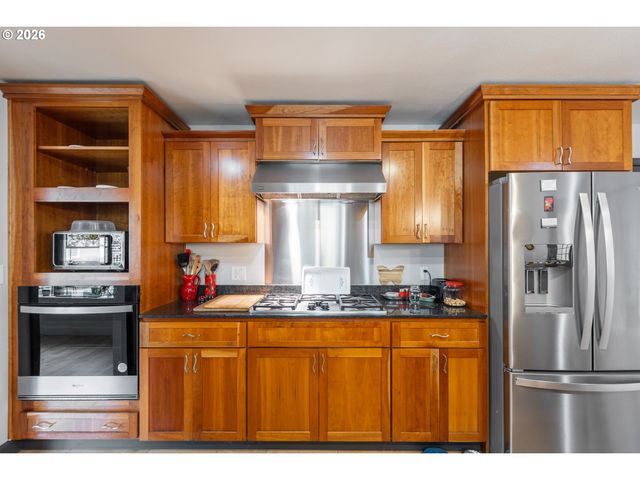 137 N RIVER Dr, Roseburg, OR 97470