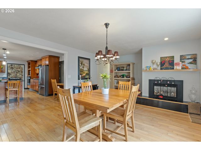 137 N RIVER Dr, Roseburg, OR 97470