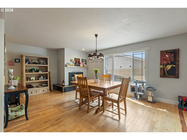 137 N RIVER Dr, Roseburg, OR 97470