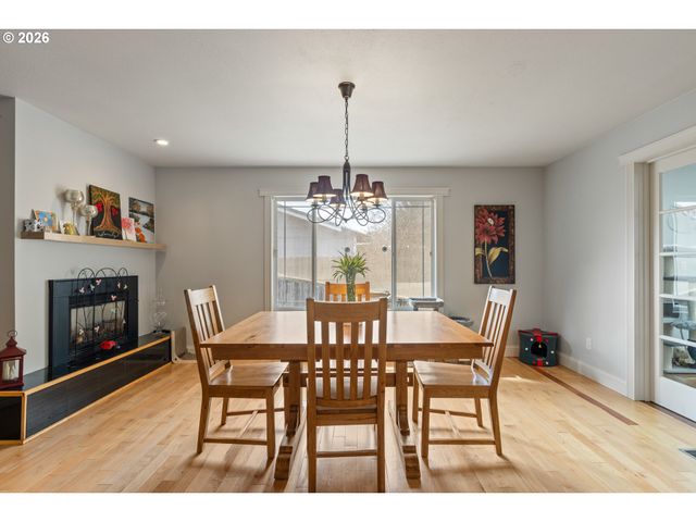 137 N RIVER Dr, Roseburg, OR 97470