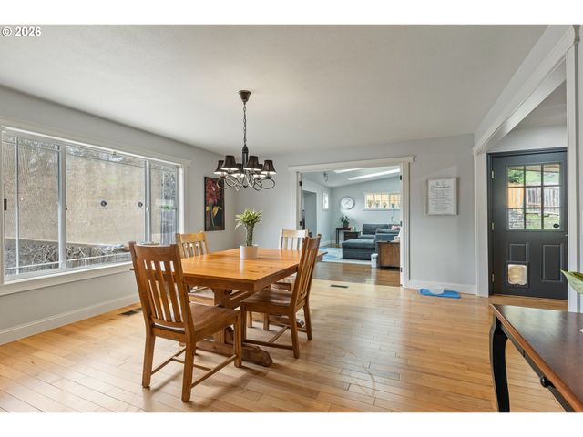 137 N RIVER Dr, Roseburg, OR 97470