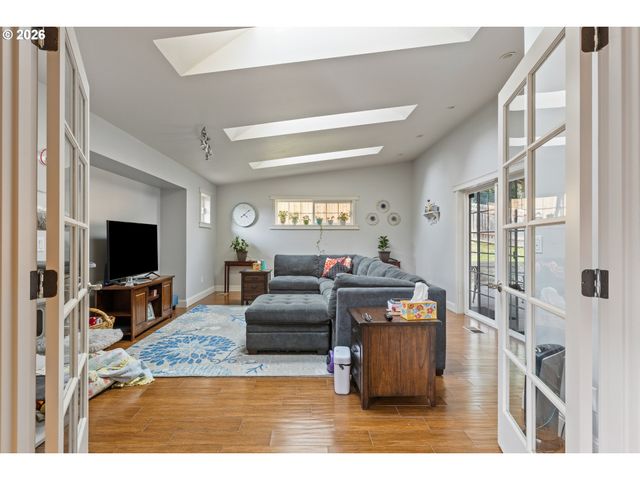 137 N RIVER Dr, Roseburg, OR 97470