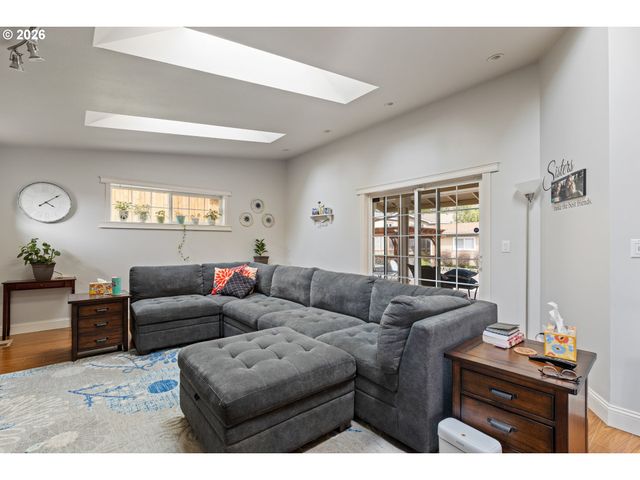 137 N RIVER Dr, Roseburg, OR 97470