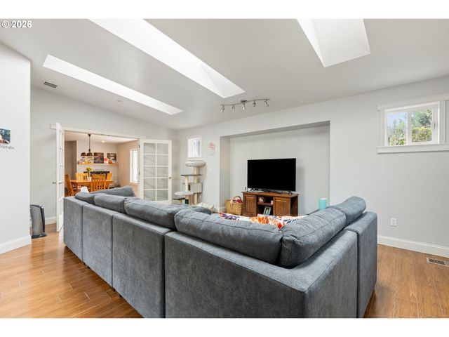 137 N RIVER Dr, Roseburg, OR 97470