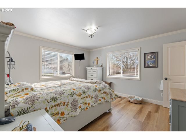 137 N RIVER Dr, Roseburg, OR 97470