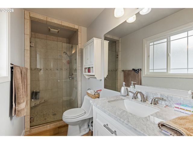 137 N RIVER Dr, Roseburg, OR 97470