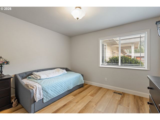 137 N RIVER Dr, Roseburg, OR 97470