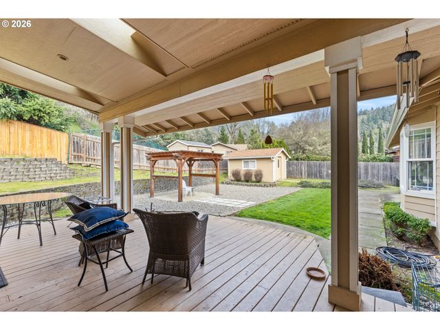 137 N RIVER Dr, Roseburg, OR 97470