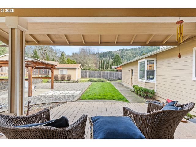 137 N RIVER Dr, Roseburg, OR 97470