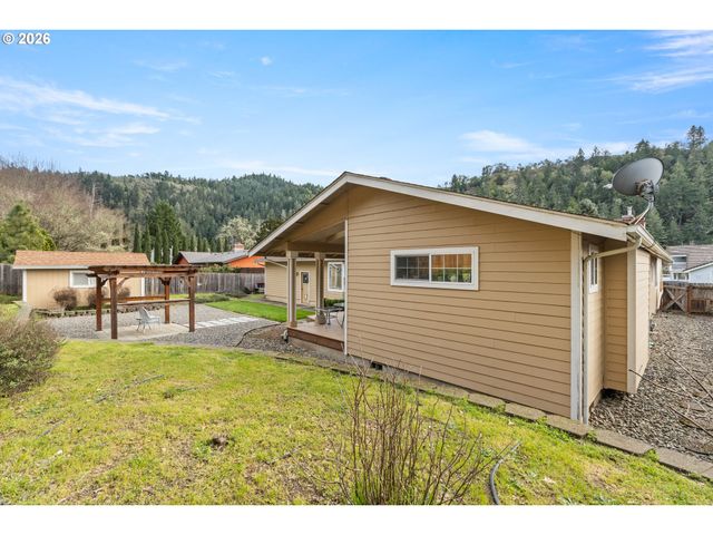 137 N RIVER Dr, Roseburg, OR 97470