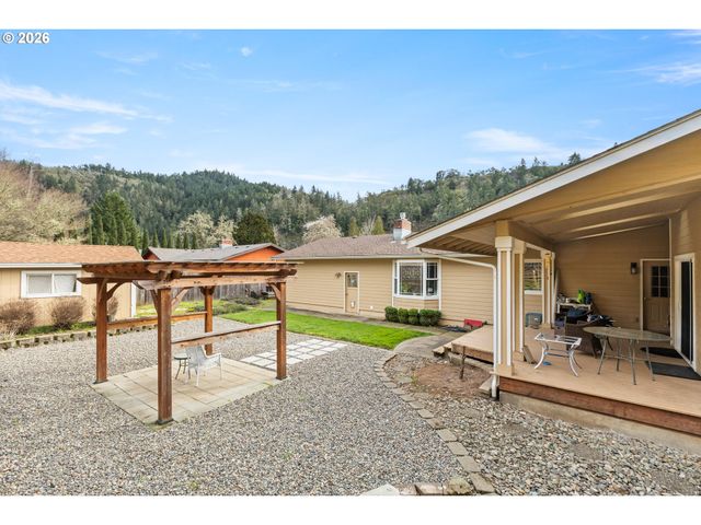 137 N RIVER Dr, Roseburg, OR 97470