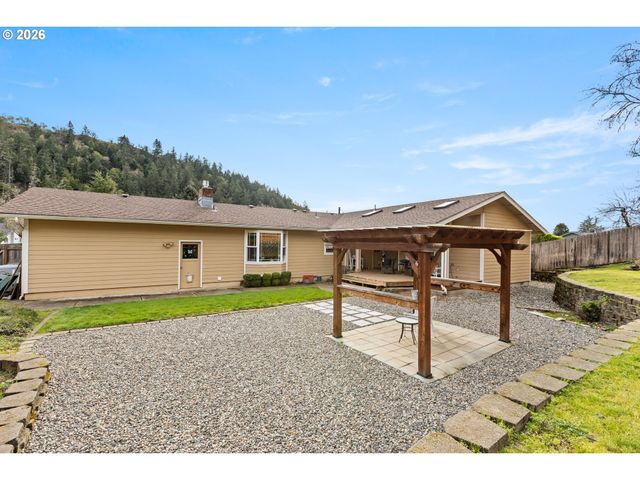 137 N RIVER Dr, Roseburg, OR 97470
