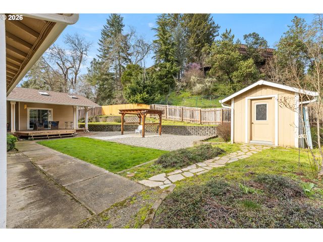 137 N RIVER Dr, Roseburg, OR 97470