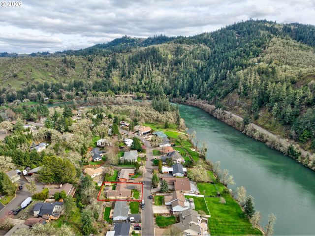 137 N RIVER Dr, Roseburg, OR 97470