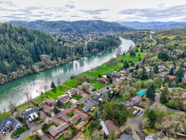 137 N RIVER Dr, Roseburg, OR 97470