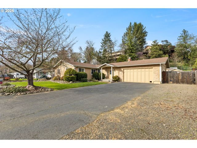 137 N RIVER Dr, Roseburg, OR 97470