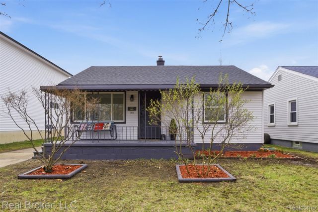 1714 E Hayes Avenue, Hazel Park, MI 48030