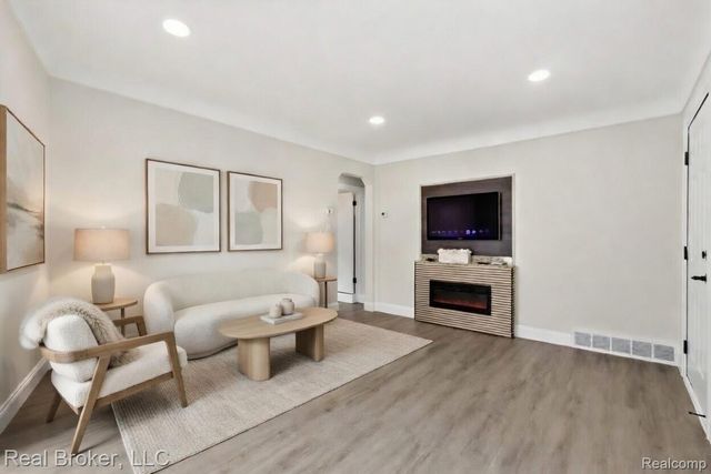1714 E Hayes Avenue, Hazel Park, MI 48030