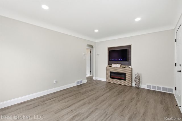 1714 E Hayes Avenue, Hazel Park, MI 48030