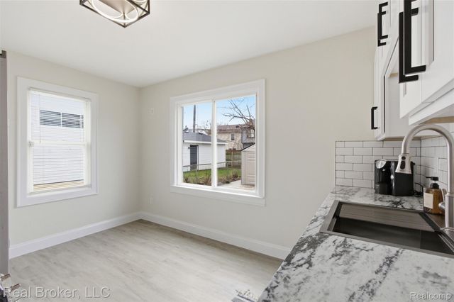 1714 E Hayes Avenue, Hazel Park, MI 48030