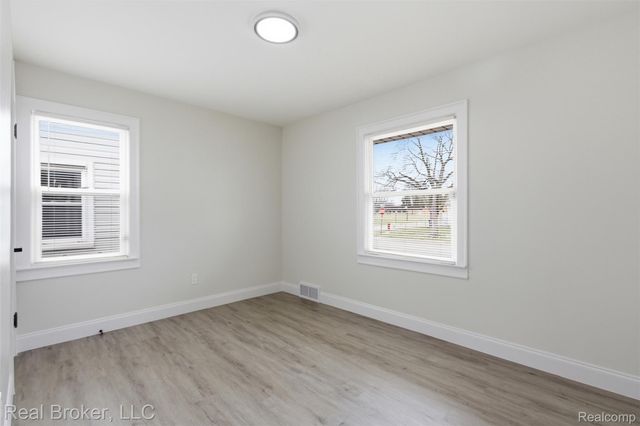 1714 E Hayes Avenue, Hazel Park, MI 48030
