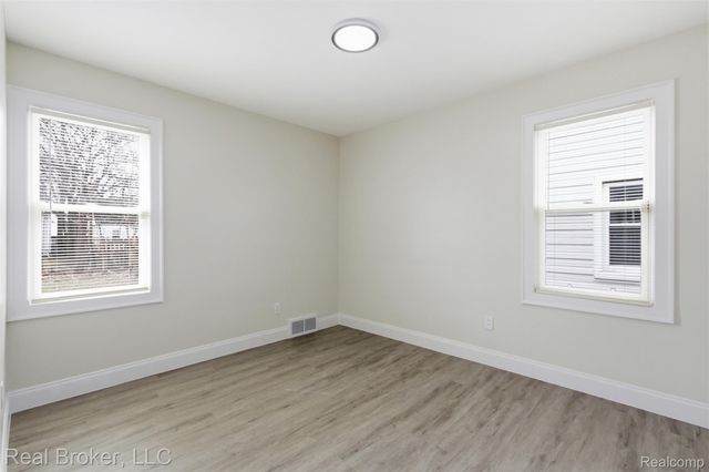 1714 E Hayes Avenue, Hazel Park, MI 48030