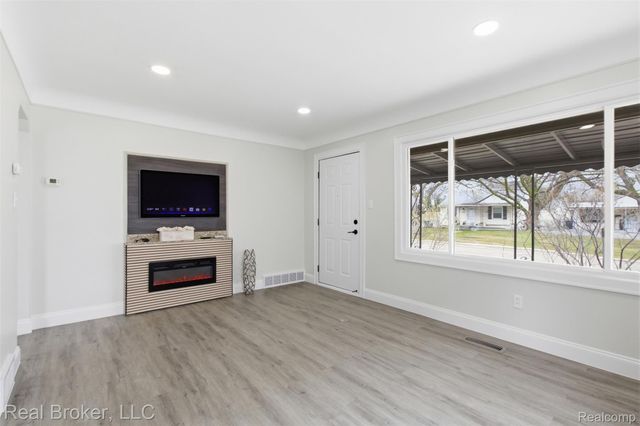1714 E Hayes Avenue, Hazel Park, MI 48030