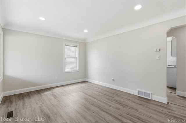 1714 E Hayes Avenue, Hazel Park, MI 48030