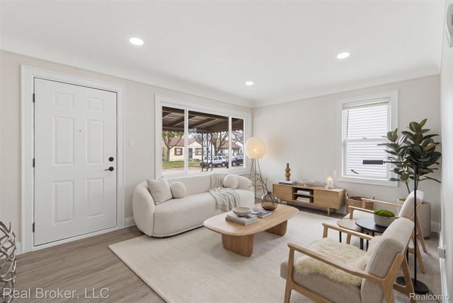 1714 E Hayes Avenue, Hazel Park, MI 48030