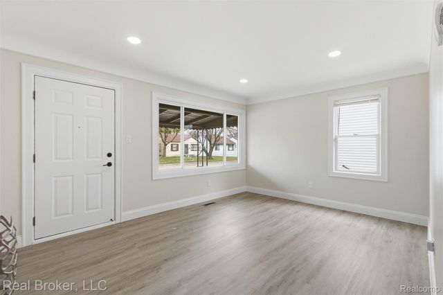 1714 E Hayes Avenue, Hazel Park, MI 48030