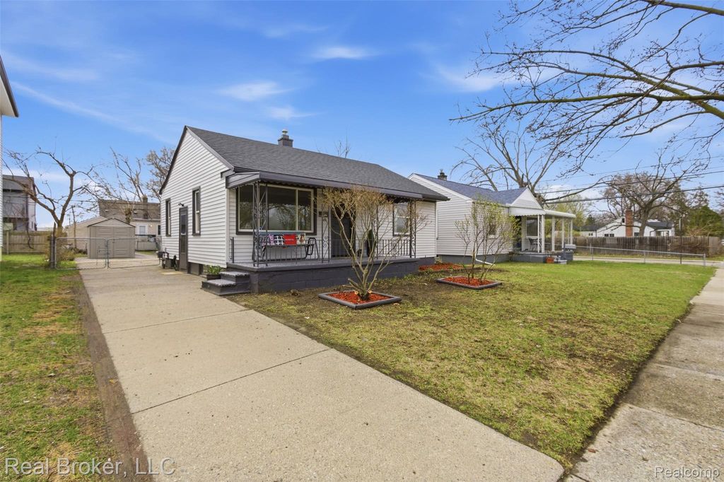 1714 E Hayes Avenue, Hazel Park, MI 48030