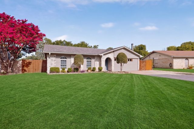 2041 Hemlock Drive, Haltom City, TX 76117