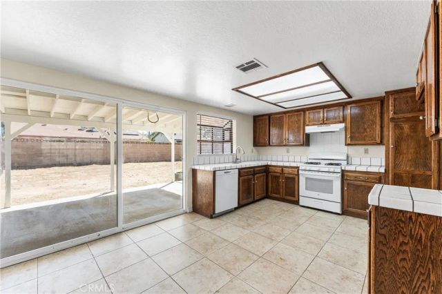 38470 Division, Palmdale, CA 93550