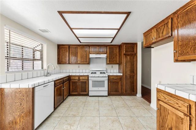 38470 Division, Palmdale, CA 93550