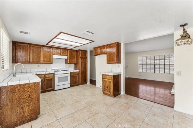 38470 Division, Palmdale, CA 93550