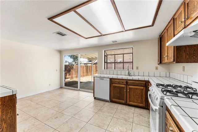 38470 Division, Palmdale, CA 93550