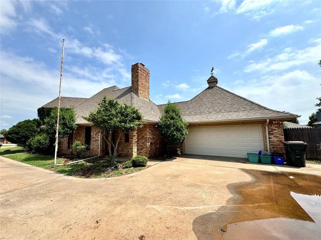 402 Flanders Drive, Chickasha, OK 73018