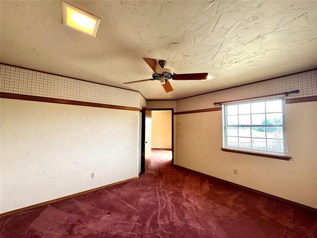 402 Flanders Drive, Chickasha, OK 73018