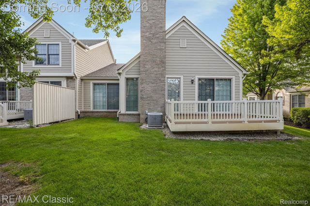16934 Lochmoor Circle W, Northville Township, MI 48168