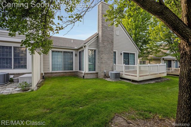 16934 Lochmoor Circle W, Northville Township, MI 48168