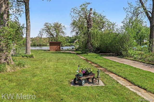 657 Dunleavy Drive, Highland, MI 48356